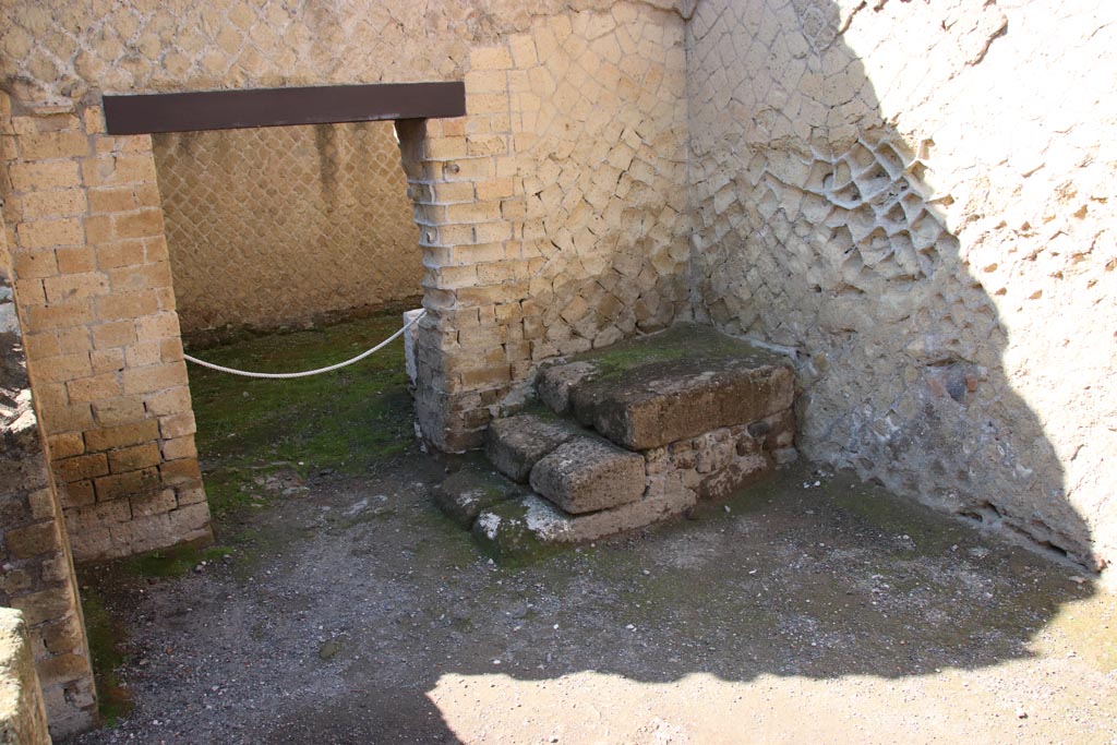 VI.11, Herculaneum. October 2022.
Room 15, looking south across vestibule towards doorway to kitchen and base of stairs. On the left is the entrance doorway from Cardo IV.
Photo courtesy of Klaus Heese.